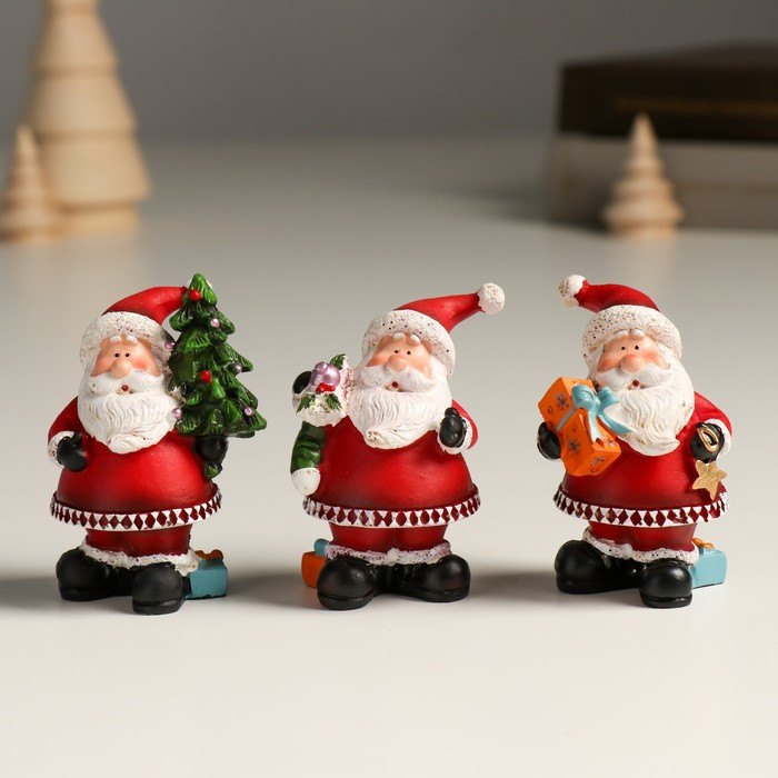 Сувенир полистоун "Дед Мороз в красном наряде с подарком" МИКС 6,5х5х4 см - фото 1 - id-p218178453