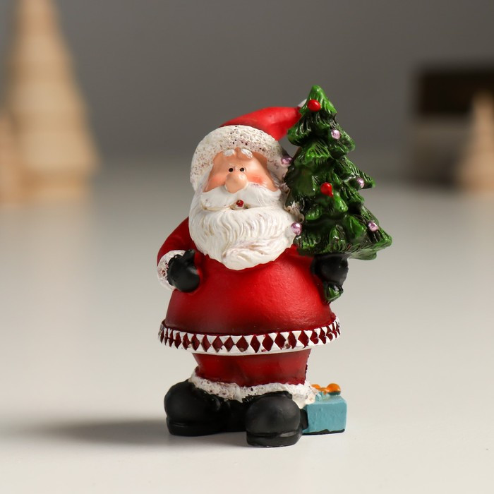 Сувенир полистоун "Дед Мороз в красном наряде с подарком" МИКС 6,5х5х4 см - фото 2 - id-p218178453