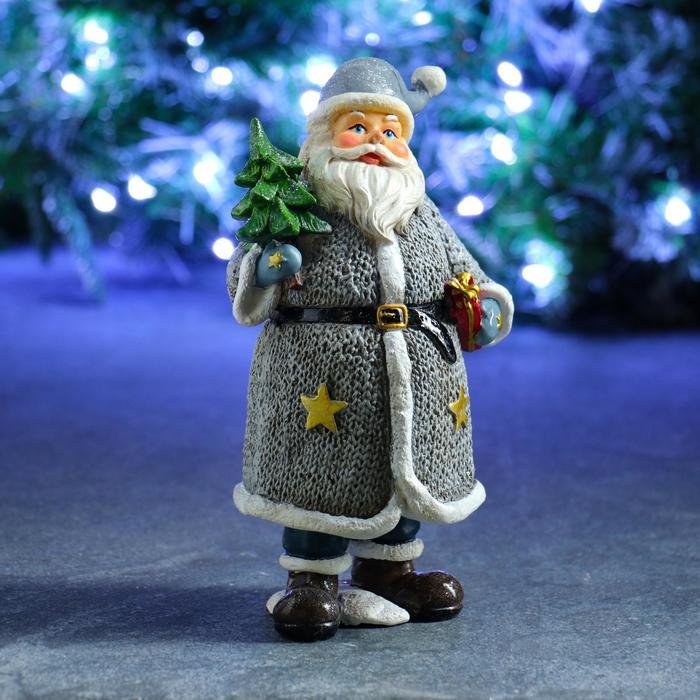 Фигура "Дед Мороз с елкой и подарком" в белом 10х13х22см - фото 1 - id-p218178470