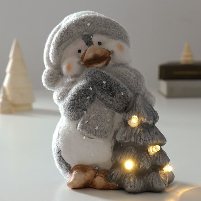 Сувенир керамика свет "Пингвин в новогоднем колпаке и шарфике у ёлочки" 12х8,8х15,8 см - фото 1 - id-p218178482