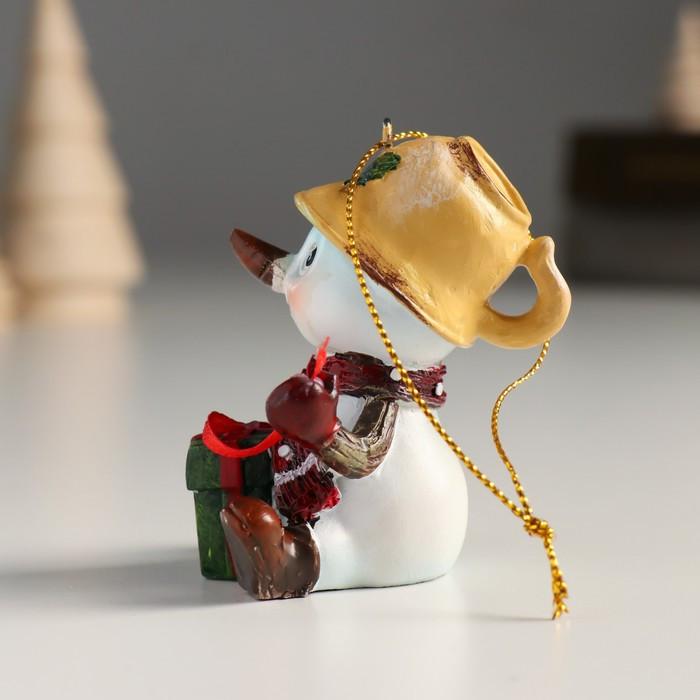 Сувенир полистоун подвеска "Снеговичок с чашкой на голове, распаковывает подарок" 6х5х6 см - фото 4 - id-p218178529
