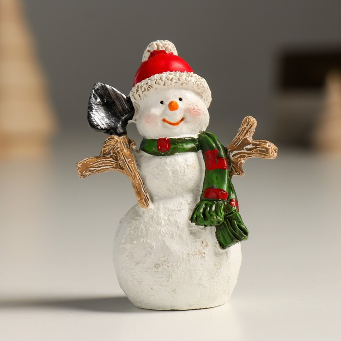 Сувенир полистоун "Снеговик в красной шапке, с лопатой" 5,5х3х7,5 см - фото 1 - id-p218178597