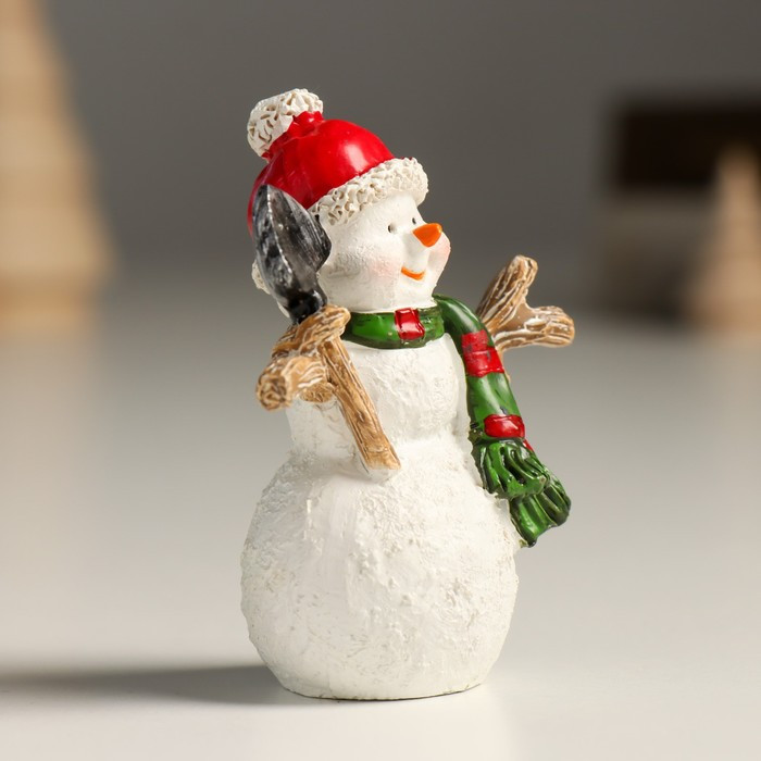 Сувенир полистоун "Снеговик в красной шапке, с лопатой" 5,5х3х7,5 см - фото 2 - id-p218178597