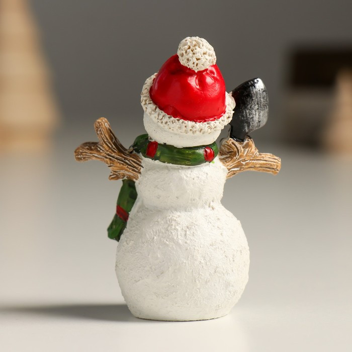 Сувенир полистоун "Снеговик в красной шапке, с лопатой" 5,5х3х7,5 см - фото 3 - id-p218178597