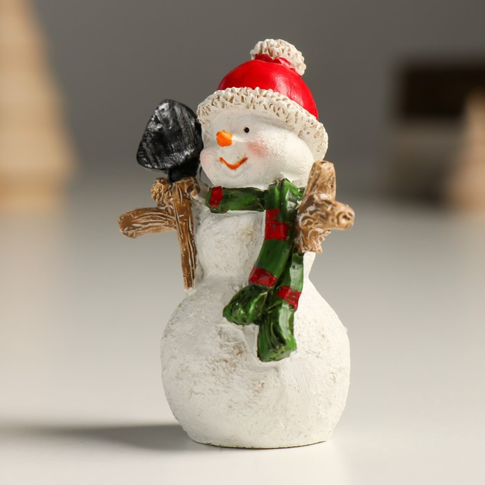 Сувенир полистоун "Снеговик в красной шапке, с лопатой" 5,5х3х7,5 см - фото 4 - id-p218178597