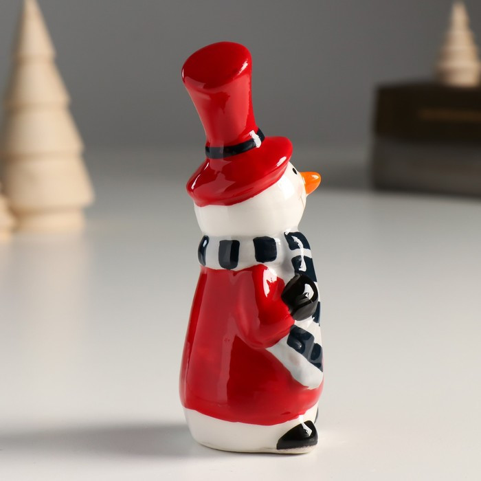 Сувенир керамика "Снеговик в красном цилиндре и полосатом шарфе, с подарком" 11,6х5х4,3 см - фото 2 - id-p218178611