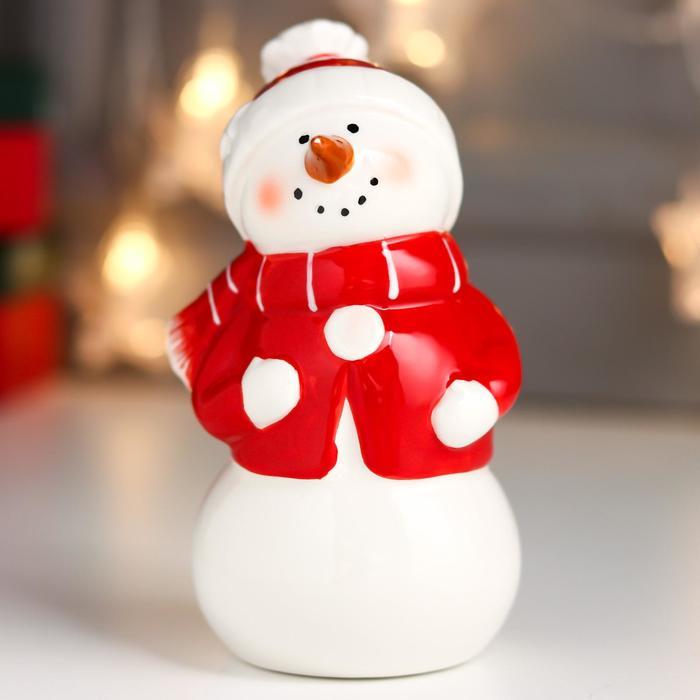 Сувенир керамика "Снеговик в красной куртке, шапке и шарфе" 13,9х7,4х8 см - фото 1 - id-p218178656