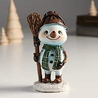 Сувенир полистоун "Снеговичок с ведром на голове, держит метлу" 6х6х11,5 см