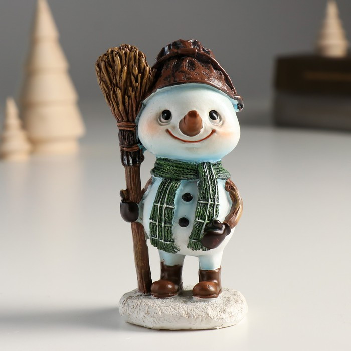 Сувенир полистоун "Снеговичок с ведром на голове, держит метлу" 6х6х11,5 см - фото 1 - id-p218178685