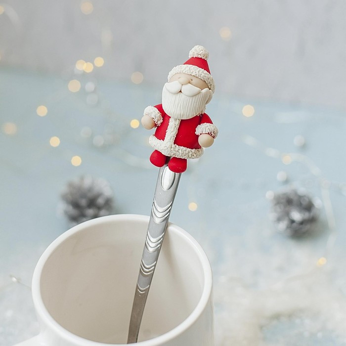 Ложка для декора полимерной глиной «Дед Мороз с подарком» - фото 2 - id-p218177814