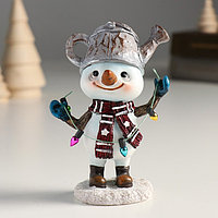Сувенир полистоун "Снеговичок с лейкой на голове, держит гирлянду" 8х6х11,5 см