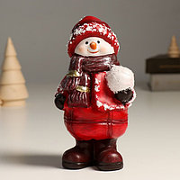 Сувенир керамика "Снеговик в красном наряде со снежком" 9,5х8,5х17,,2 см