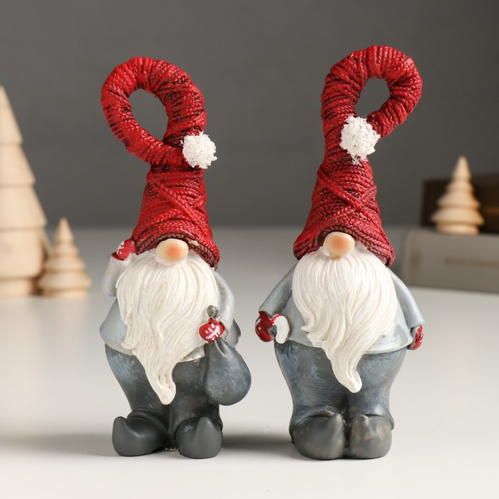 Сувенир полистоун "Дед Мороз в сером наряде и красном колпаке" МИКС 6х4,5х15 см - фото 1 - id-p218178749