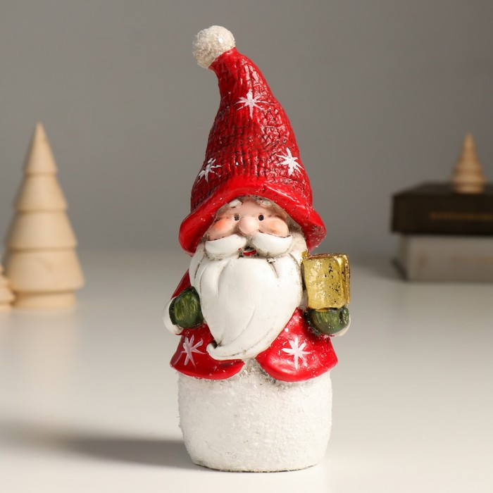 Сувенир полистоун "Дед Мороз в красном наряде с подарком" 8,5х7,5х19,2 см - фото 1 - id-p218178788