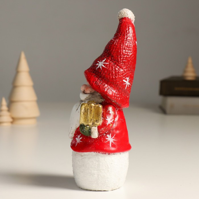Сувенир полистоун "Дед Мороз в красном наряде с подарком" 8,5х7,5х19,2 см - фото 4 - id-p218178788