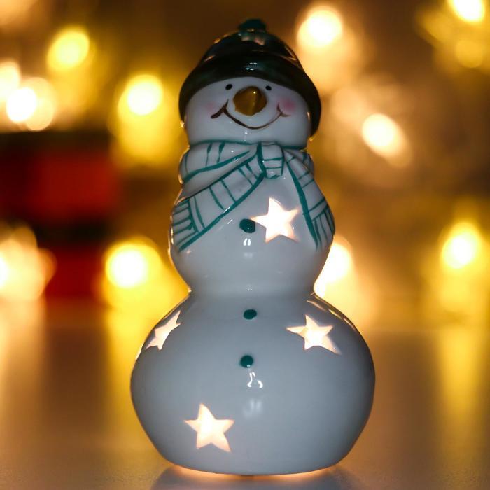 Сувенир керамика свет "Снеговик, зелёная шапка и шарф, звёздочки" 11,3х6,2х6,2 см - фото 2 - id-p218178797