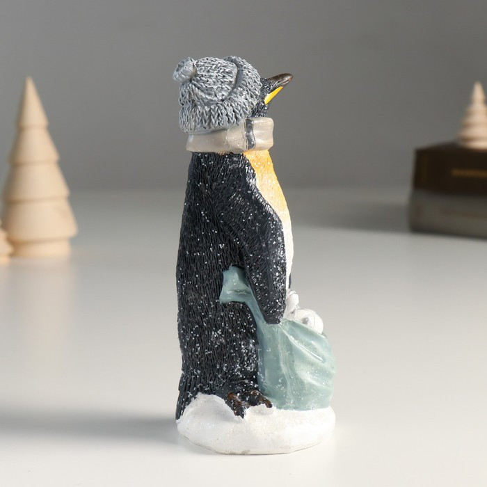 Сувенир полистоун "Пингвин в шапке и шарфе с мешком подарков" 6х6,5х15,5 см - фото 2 - id-p218178936