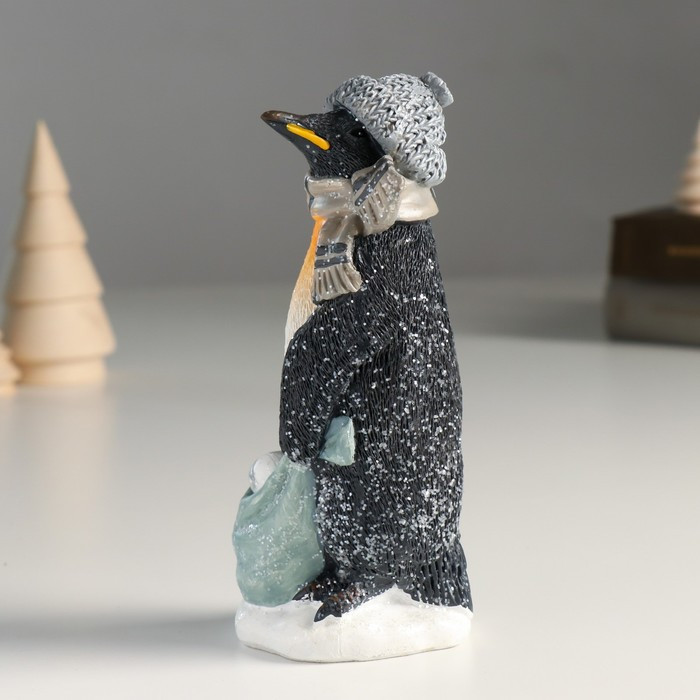 Сувенир полистоун "Пингвин в шапке и шарфе с мешком подарков" 6х6,5х15,5 см - фото 4 - id-p218178936