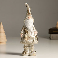 Сувенир полистоун "Высокий Дед Мороз в золотом наряде со звездой" 8,8х8,2х23 см