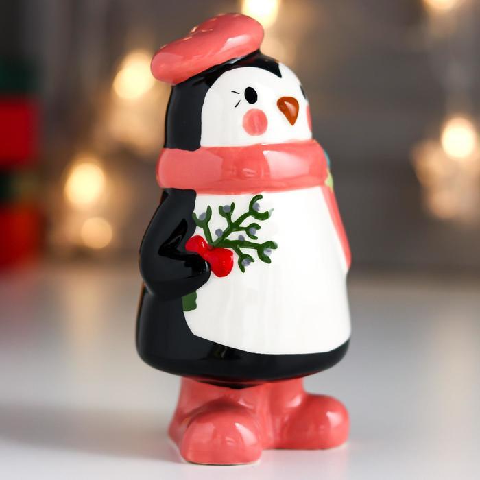 Сувенир керамика "Пингвинчик в розовом берете и шарфе, с зимней веточкой" 13,6х6,8х8,1 см - фото 2 - id-p218178971