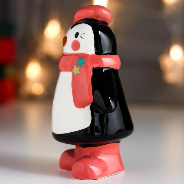 Сувенир керамика "Пингвинчик в розовом берете и шарфе, с зимней веточкой" 13,6х6,8х8,1 см - фото 3 - id-p218178971