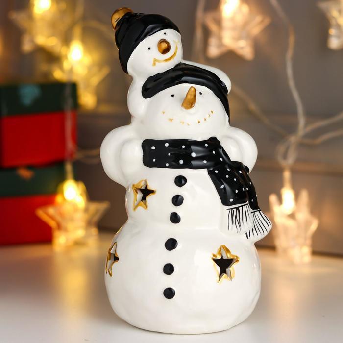 Сувенир керамика свет "Снеговик с малышом, чёрные колпаки и шарфы" 19х10х10 см - фото 1 - id-p218179104