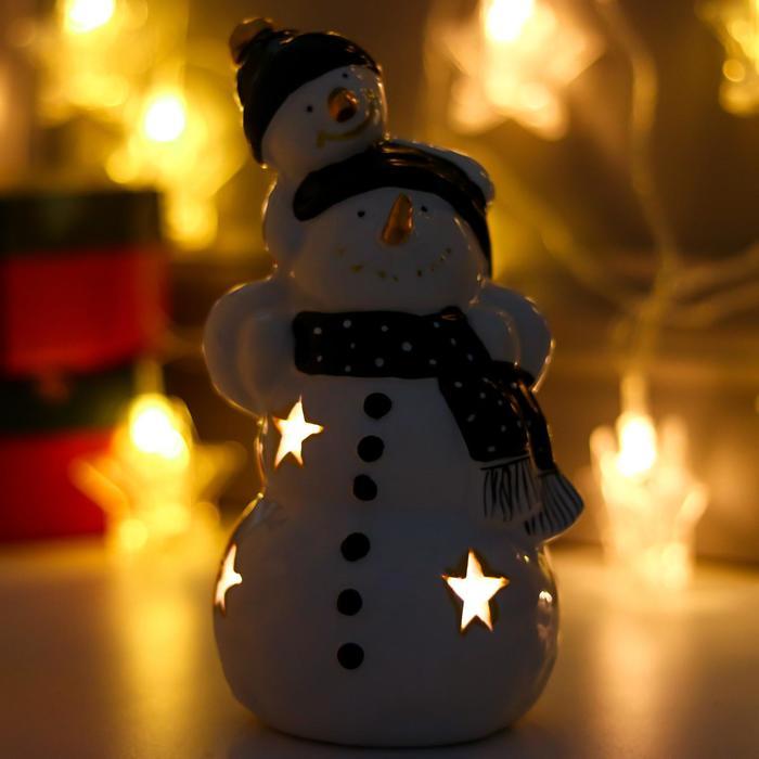 Сувенир керамика свет "Снеговик с малышом, чёрные колпаки и шарфы" 19х10х10 см - фото 2 - id-p218179104