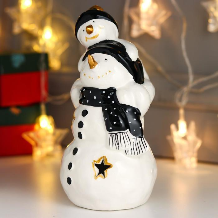 Сувенир керамика свет "Снеговик с малышом, чёрные колпаки и шарфы" 19х10х10 см - фото 3 - id-p218179104