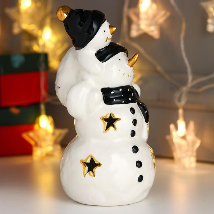 Сувенир керамика свет "Снеговик с малышом, чёрные колпаки и шарфы" 19х10х10 см - фото 4 - id-p218179104