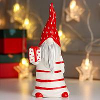 Сувенир керамика "Дед Мороз, красная полоска, красный колпак, с подарком" 16,5х6х6,5 см