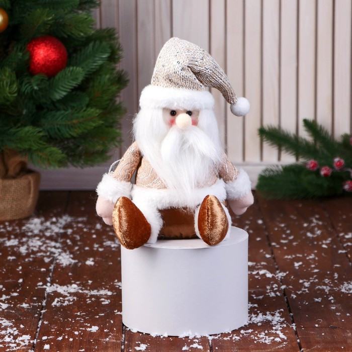 Мягкая игрушка "Дед Мороз в вязаном колпаке" сидит, 15х22 см, золотисто-коричневый - фото 1 - id-p218179244