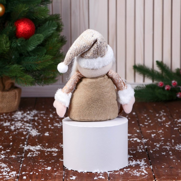 Мягкая игрушка "Дед Мороз в вязаном колпаке" сидит, 15х22 см, золотисто-коричневый - фото 2 - id-p218179244