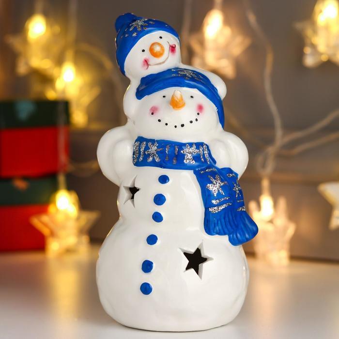 Сувенир керамика свет "Снеговик с малышом, синие колпаки и шарфы" 19х10х10 см - фото 1 - id-p218179323