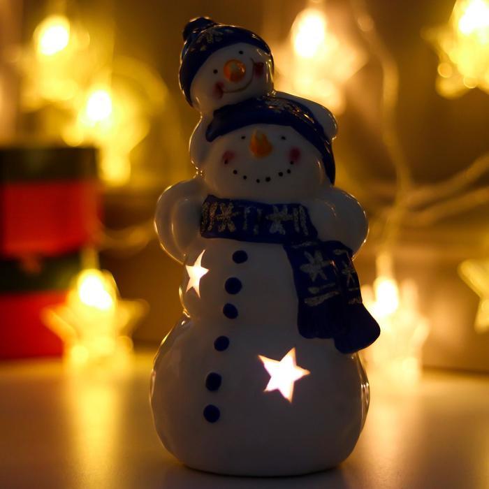 Сувенир керамика свет "Снеговик с малышом, синие колпаки и шарфы" 19х10х10 см - фото 2 - id-p218179323