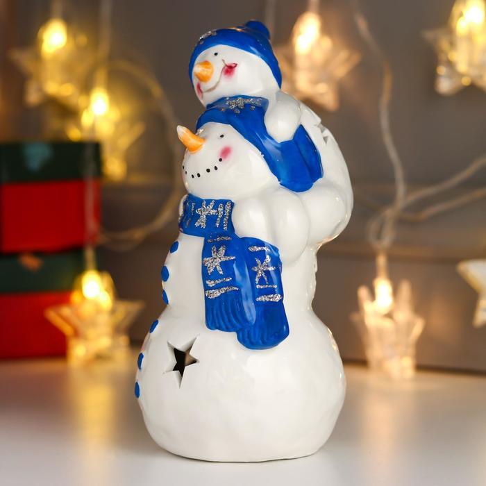 Сувенир керамика свет "Снеговик с малышом, синие колпаки и шарфы" 19х10х10 см - фото 3 - id-p218179323