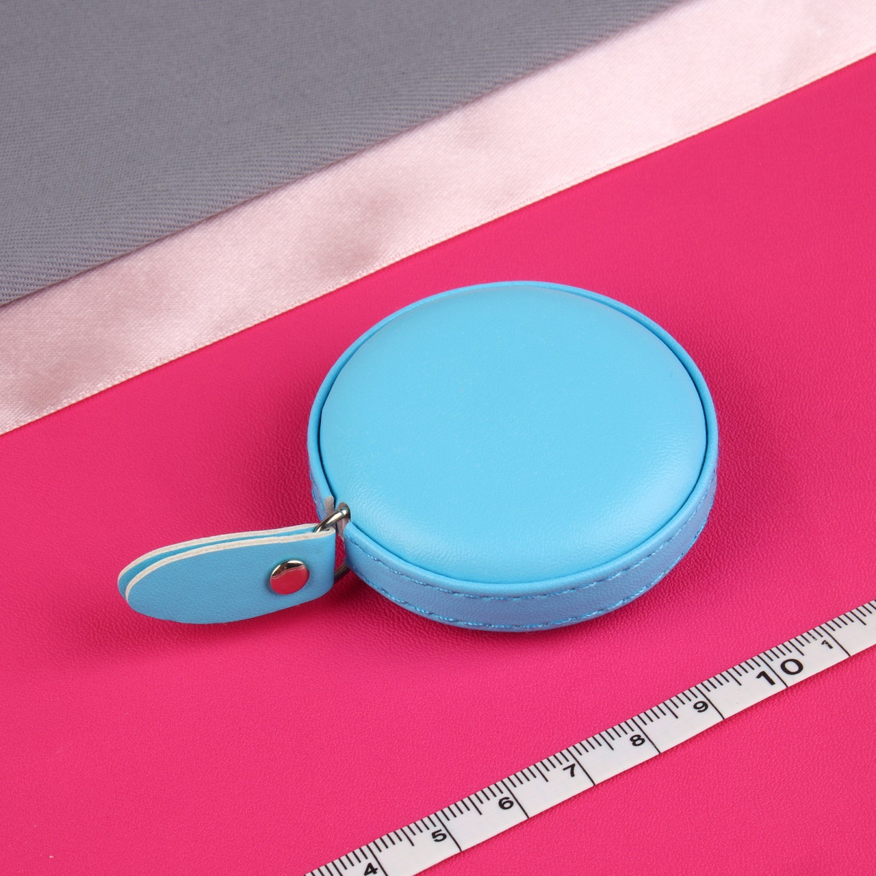 Сантиметровая лента-рулетка портновская, искусственная кожа, 150 см (см/дюймы), цвет голубой - фото 1 - id-p218219734