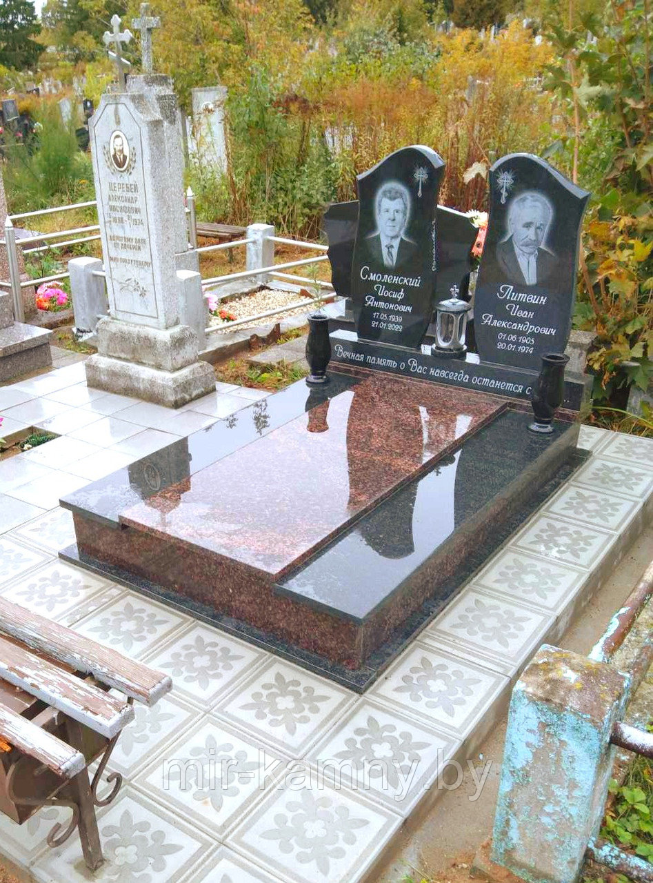 ГРАНИТНЫЙ КОМПЛЕКС НЕБОЛЬШОГО РАЗМЕРА НА ДВОИХ С ДВУМЯ СТЕЛАМИ