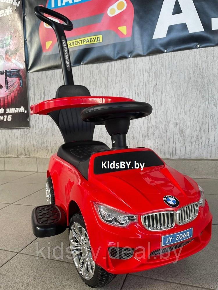 Детская машинка-каталка, толокар RiverToys BMW JY-Z06B (красный/черный) с ручкой-управляшкой - фото 1 - id-p55196573