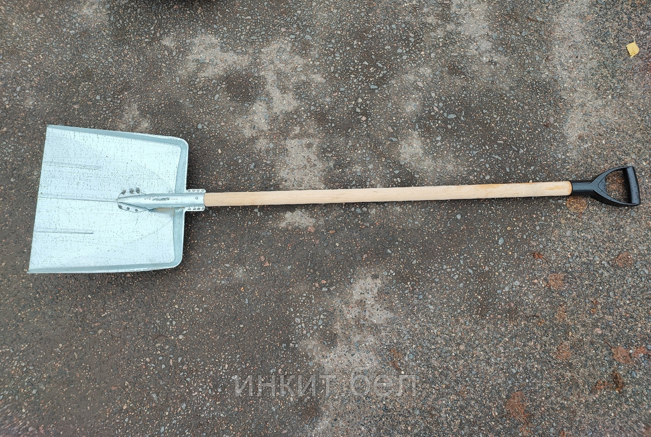 Снегоуборочная лопата металлическая с черенком и ручкой