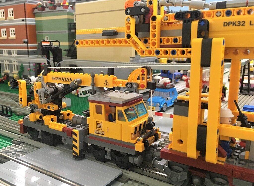 Конструктор Электрический поезд путеукладчик Kazi 98253, на батарейках, свет - фото 2 - id-p218432614