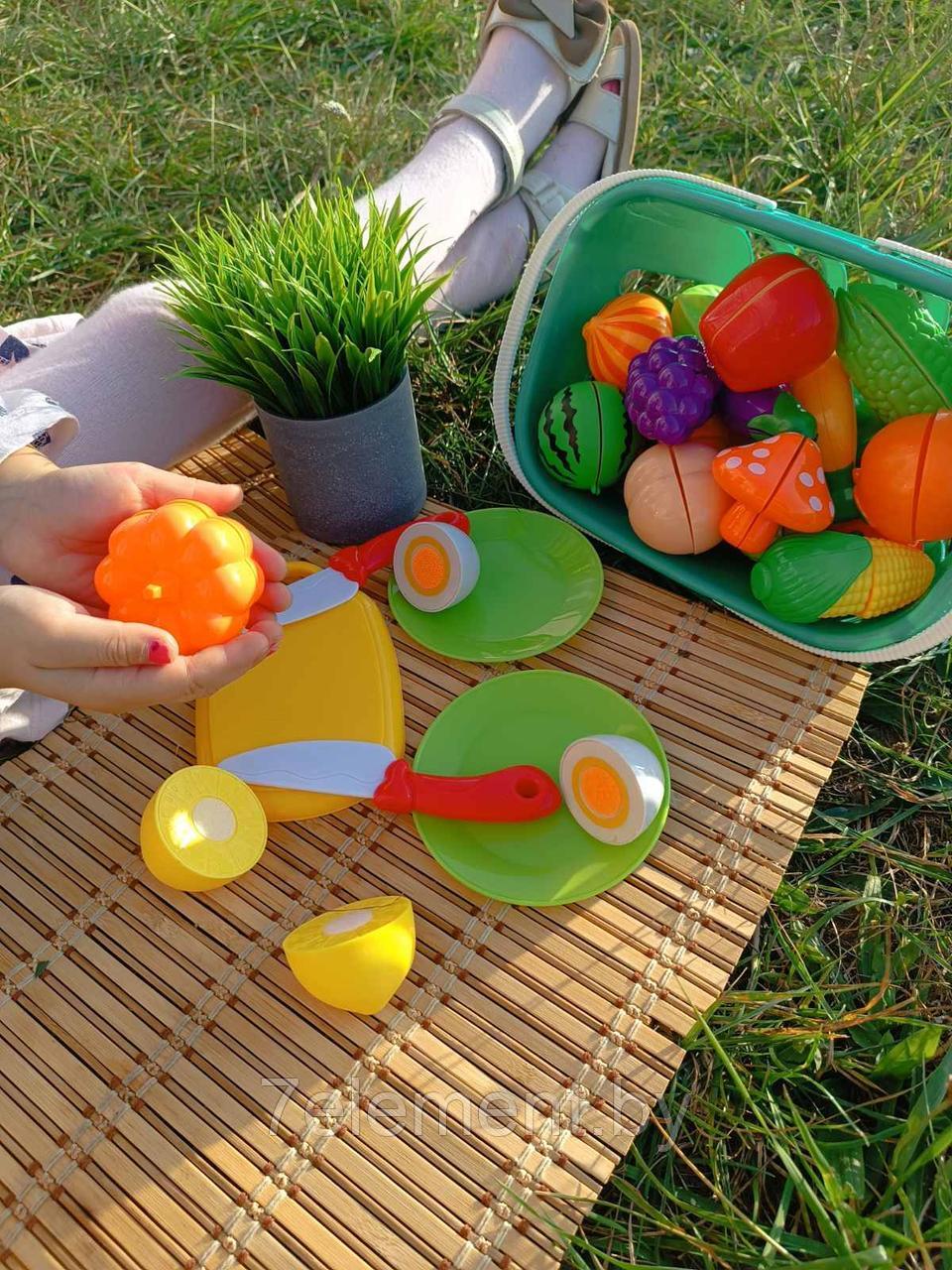 Детский игровой набор овощей и фруктов на липучках в корзинке 30 предметов, игрушечная еда для игры детей - фото 3 - id-p218603638