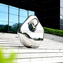 Зеркально - полированная овальная абстрактная скульптура из нержавеющей стали