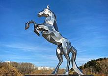 Полигональная скульптура "Стальной Конь"