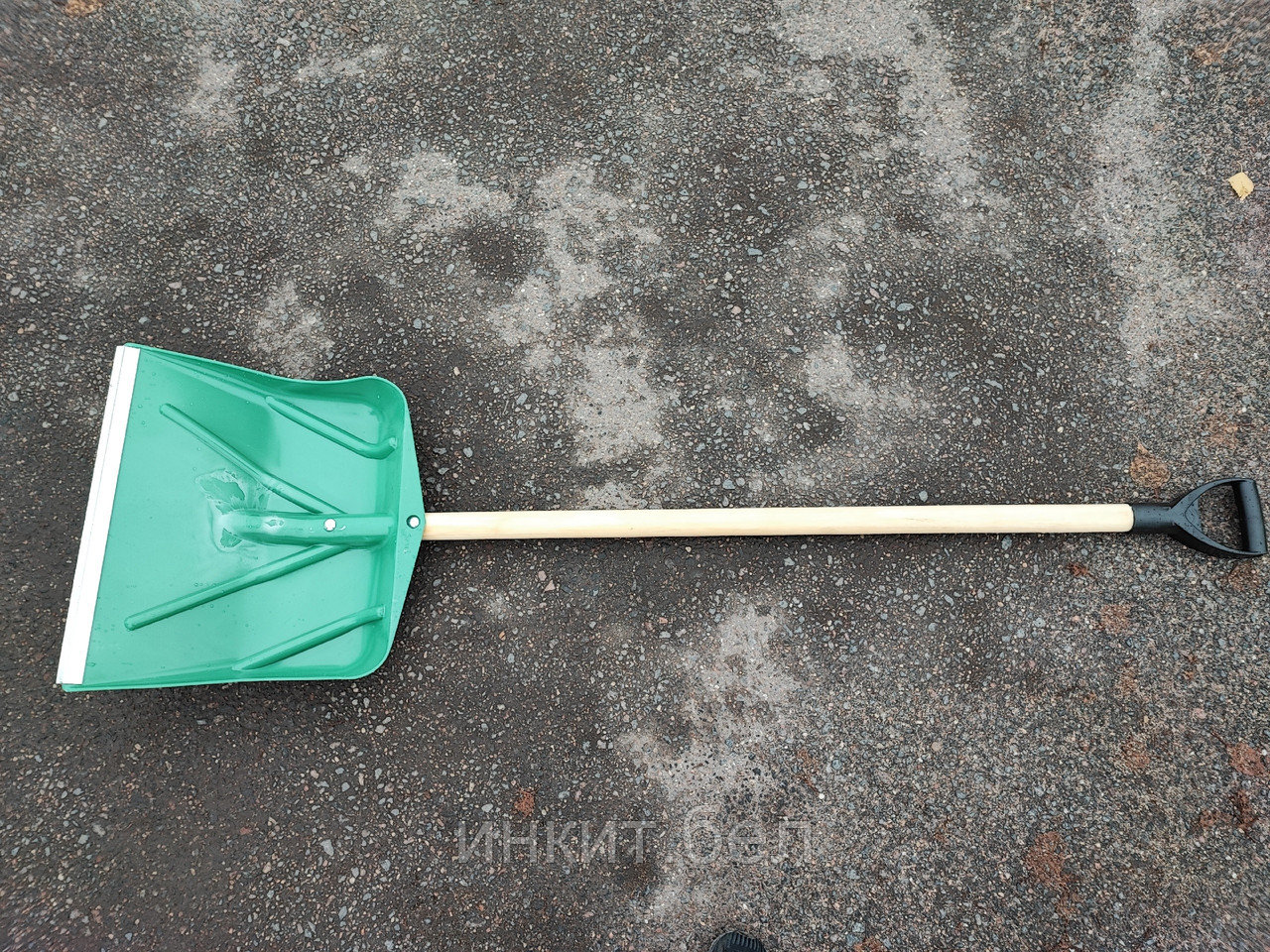 Снегоуборочная лопата пластиковая с черенком, ручкой и лезвием - фото 1 - id-p218361402
