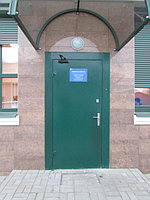 Входные двери в здании Смолевичского железнодорожного вокзала