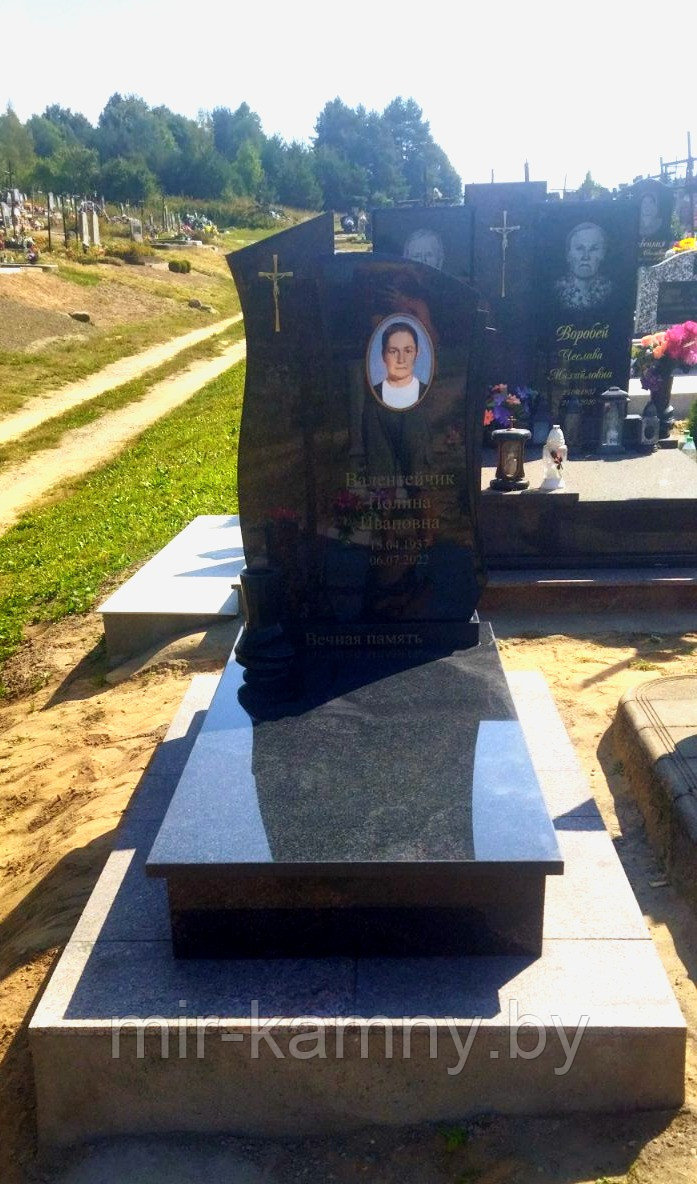 НЕБОЛЬШОЙ ОДИНОЧНЫЙ ПАМЯТНИК ИЗ КАРЕЛЬСКОГО ГРАНИТА