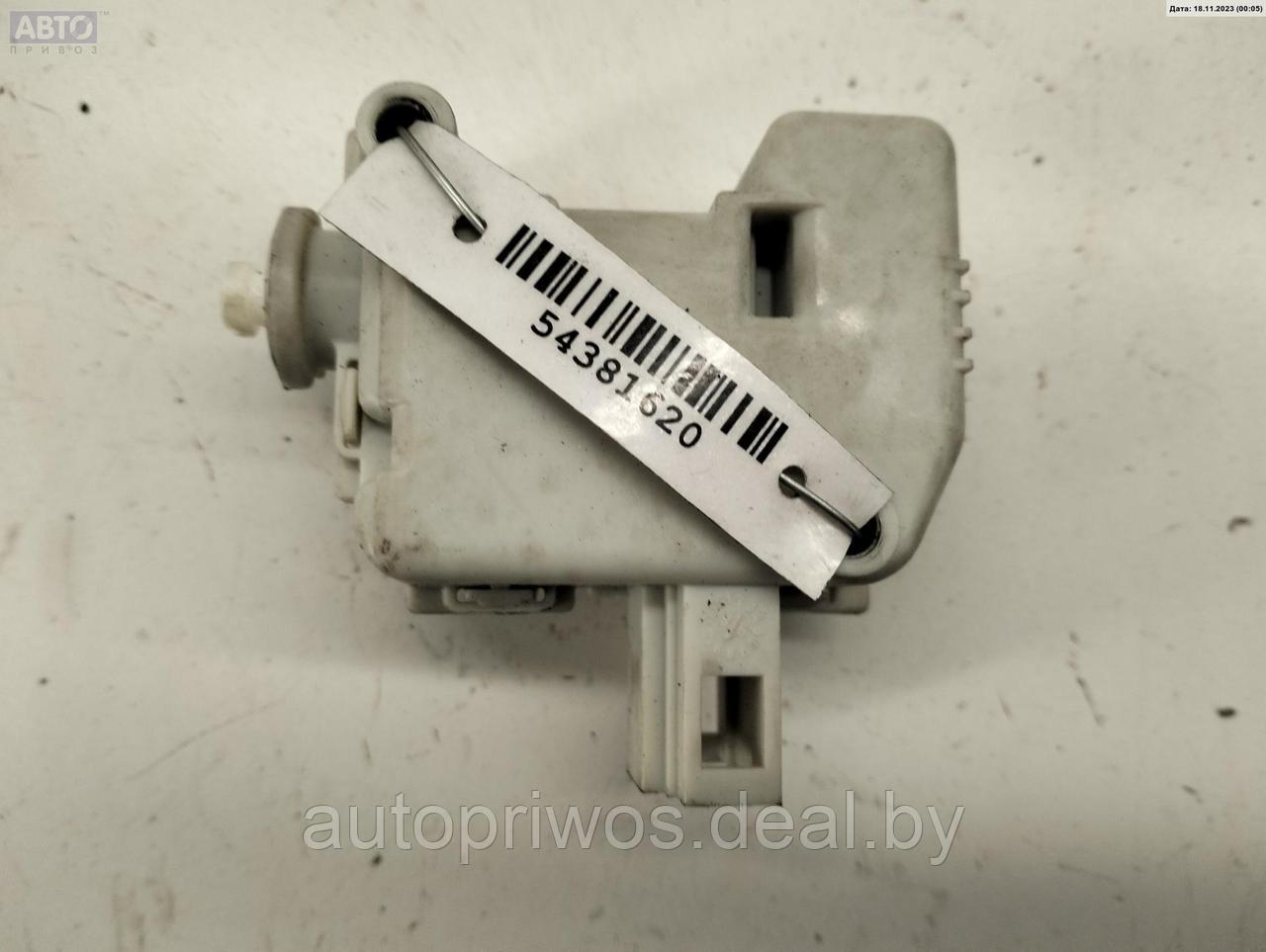 Активатор (привод) замка багажника Volkswagen Golf-4 - фото 1 - id-p216657431