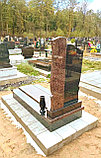 ОДИНОЧНЫЙ ПАМЯТНИК ИЗ ЧЁРНОГО И КОРИЧНЕВОГО ГРАНИТА С СОСТАВНЫМИ СТЕЛАМИ, фото 3
