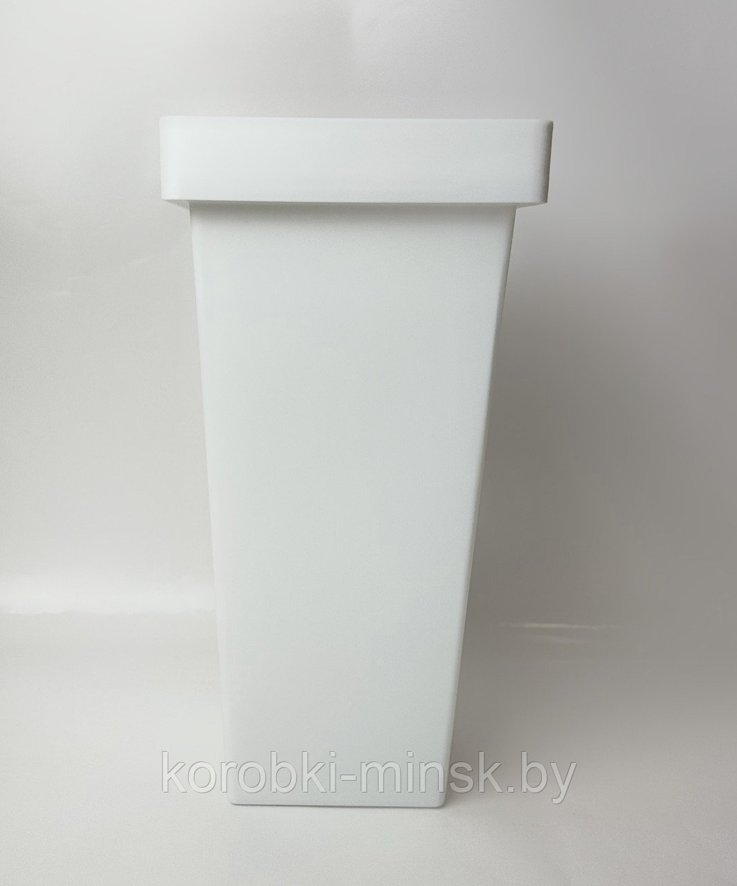 Пластиковая ваза однотонная( высота 34см, верх 17*17, низ 11*11см) Белый - фото 1 - id-p219717598
