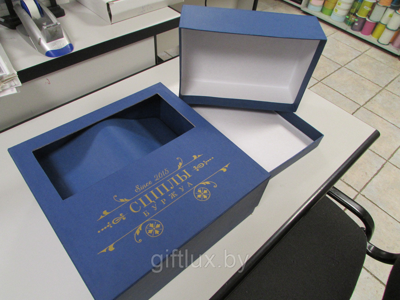 Коробка подарочная с окошком 25*25*10см (Imitlin) - фото 1 - id-p219739521